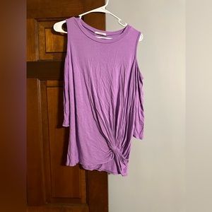 3/4 length sleeve! Knot detail! Cold shoulder!